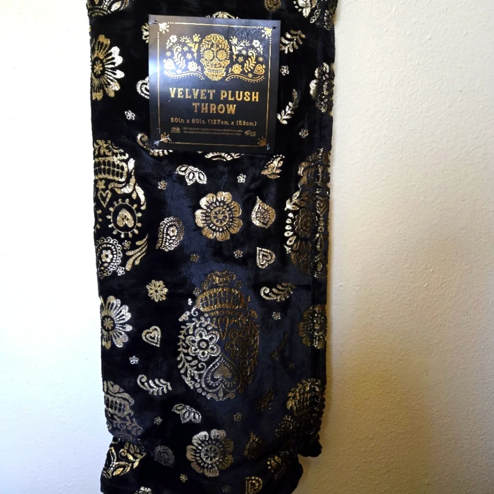 Day of the Dead Gold Skull Fuzzy Throw Blanket